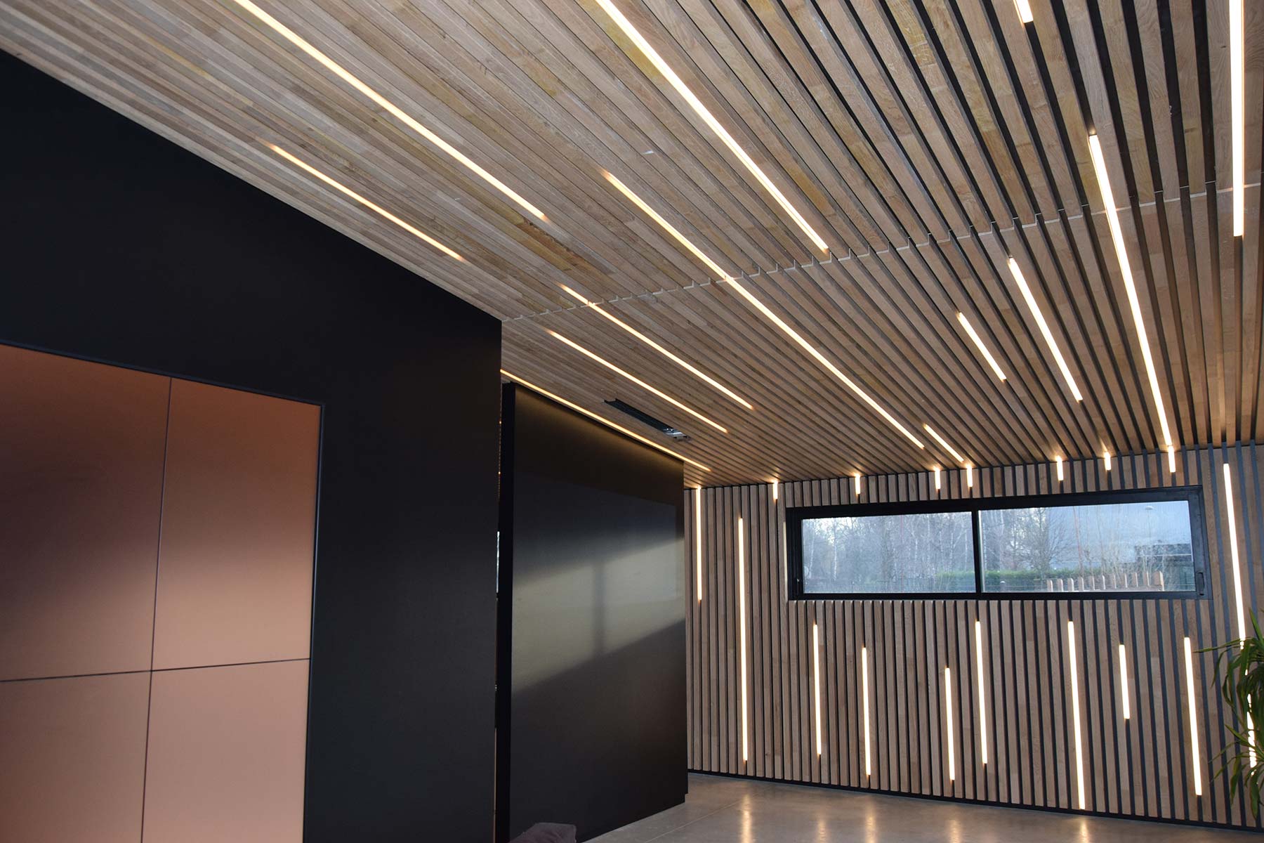 Habillage mural du showroom Créacharpente à Ostheim